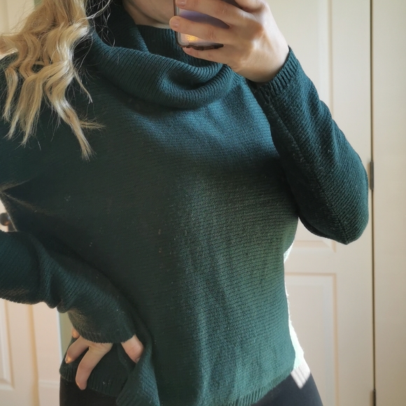 Dark green turtle neck sweater - Picture 1 of 3